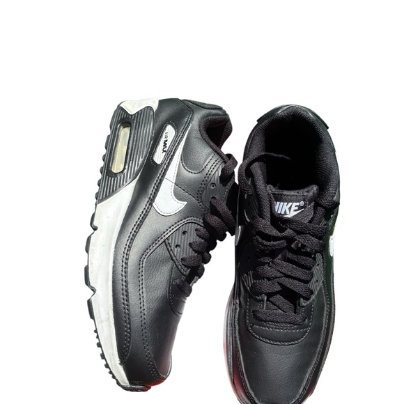 Nike Air Max 90 Black/White
Size: 6Y - Picture 1 of 6
